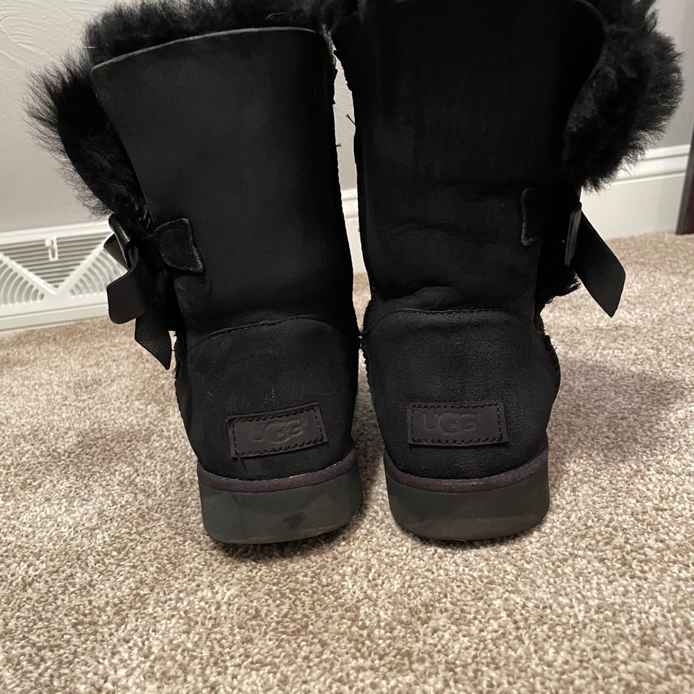 Ugg Short Boot - Picture 2 of 5